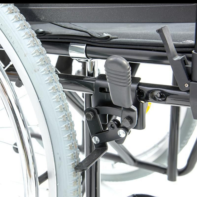 Кресло-коляска инвалидная 712N-1 (ширина сидения 46 см, пневматические задние колеса)